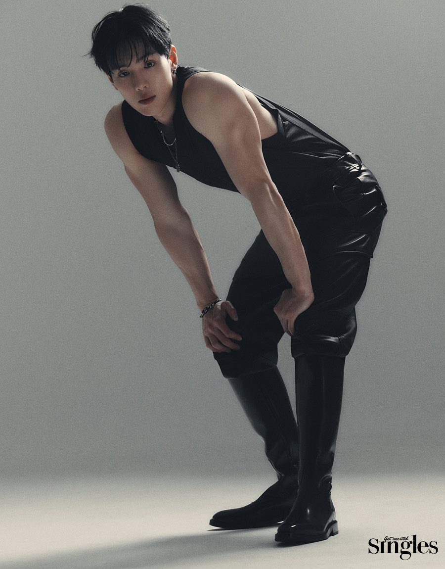 셔누가 지방시, 크롬하츠, 구찌, 페라가모를 착용하고 촬영한 싱글즈 화보